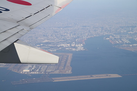 036　もう羽田空港がすっかり小さく見えます