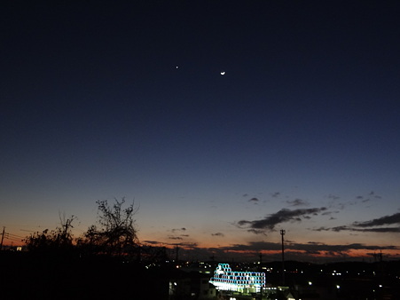 夕焼け空に金星と月