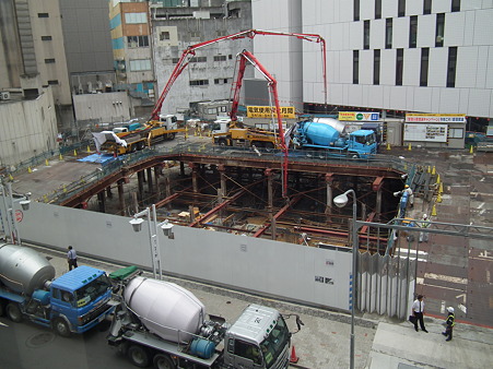 新中経ビル基礎コンクリート打ち