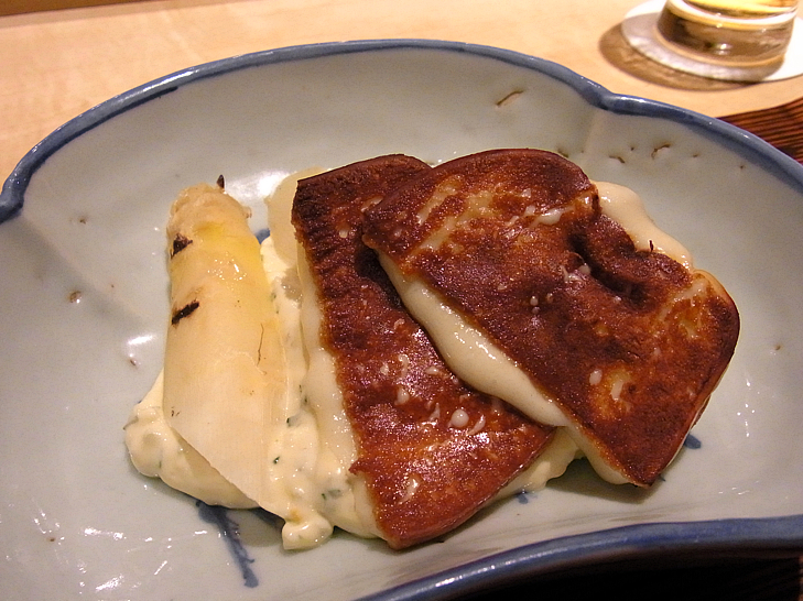 ホワイトアスパラの炭火焼きスカモルツァチーズとタルタルソース