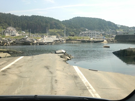 寸断された道路