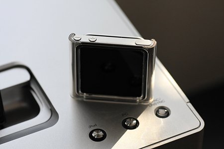 2012.01.11　机　iPod nanoにHard Case(AVA-N11PCCR)