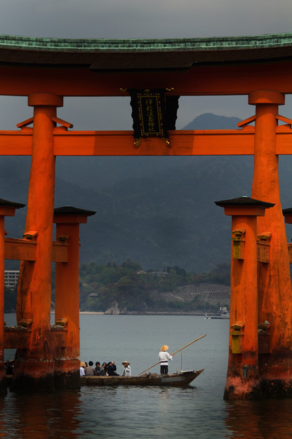 大鳥居と船頭