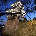 夕暮れの金沢城(菱櫓）　お堀と桜の紅葉