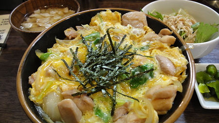 浅草 大山鶏の親子丼大盛 750円+50円 おかみの愛想もよくおいしいね。