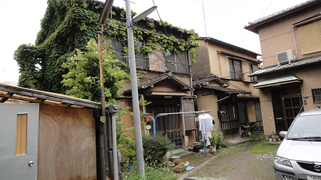 植物放置系住居 洗濯物が風に揺れ