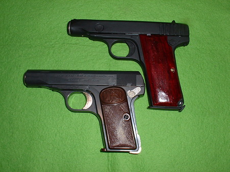 ベースのアカデミー製「M1900」(下)と改造「1式(浜田式)拳銃」(上)Doburoku-TAO