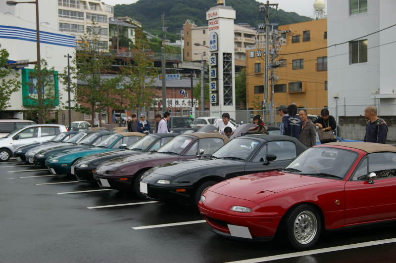 駐車場に並ぶカラフルなロードスター達