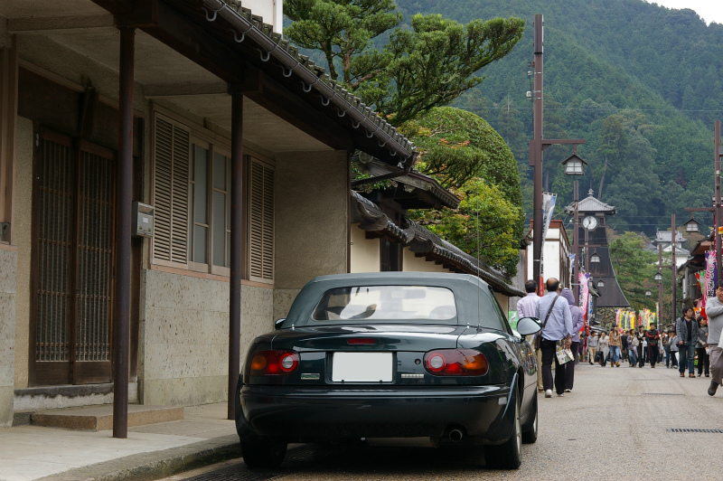 出石の古い町並みにたたずむロードスター