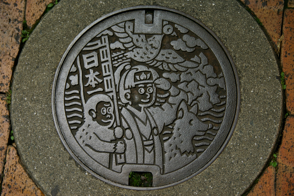 岡山市内のマンホールのふたは桃太郎のデザイン