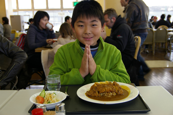 食堂で昼食。カツカレーをチョイス！
