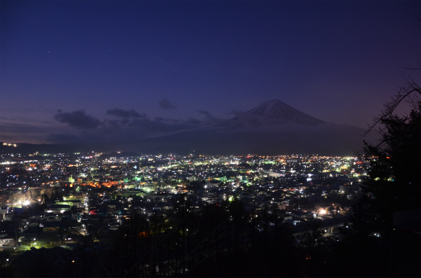 夜明け前の富士山の姿