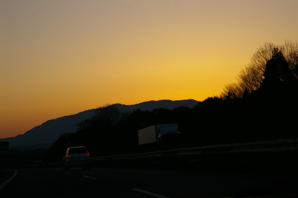 朝焼けの名阪国道